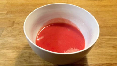 Bavarois van aardbei, soepje met rode vruchten en gin
